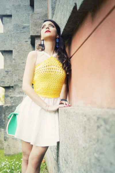 Güzel bir kadının siyah beyaz portresi.