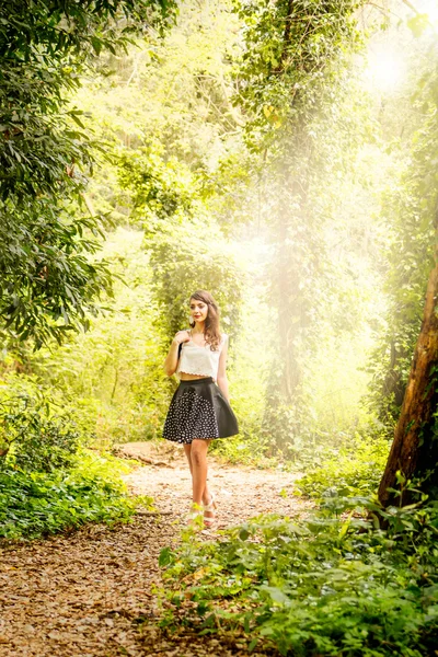 Bir ormandaki güzel genç kadın portresi