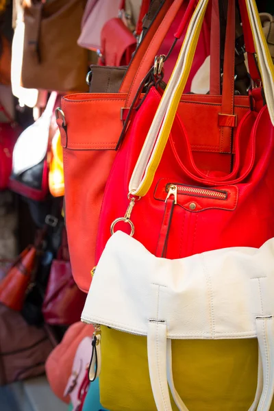renkli şık deri el çanta koleksiyonunda Mercato di Riyali