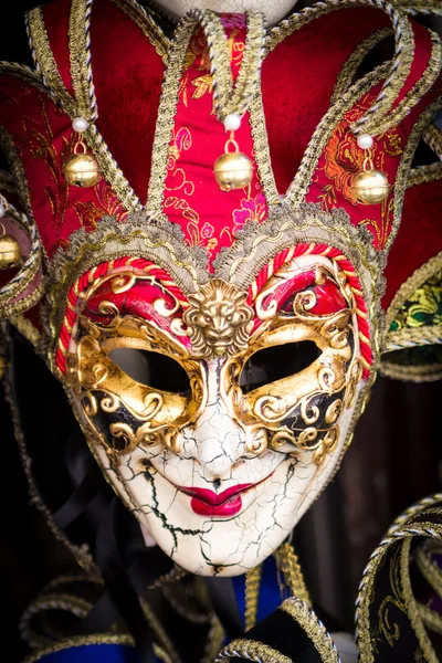 Masques colorés typiques du carnaval de venise — Photo