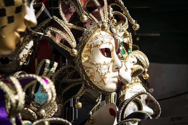 Máscaras coloridas típicas do carnaval de Veneza — Fotografia de Stock