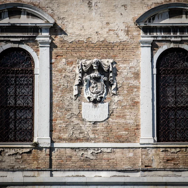 Veneza, Itália particular da fachada da escola dos mortos — Fotografia de Stock