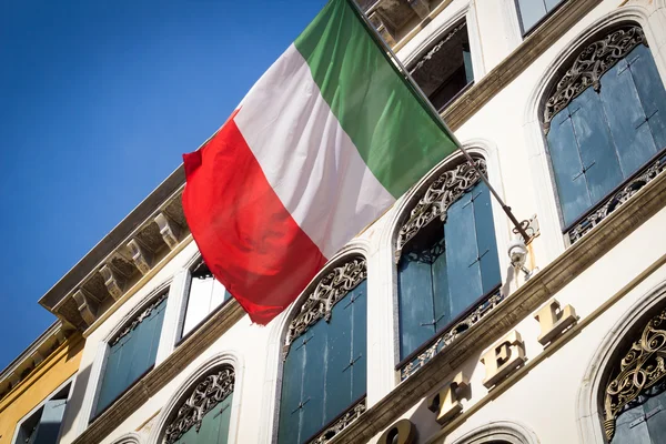 Venedik'te binasında İtalyan bayrağı