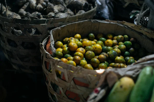 Сырой манго в ткацкой корзине — стоковое фото