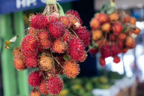 Verse rode ramboetan, tropische vruchten in Thailand — Stockfoto