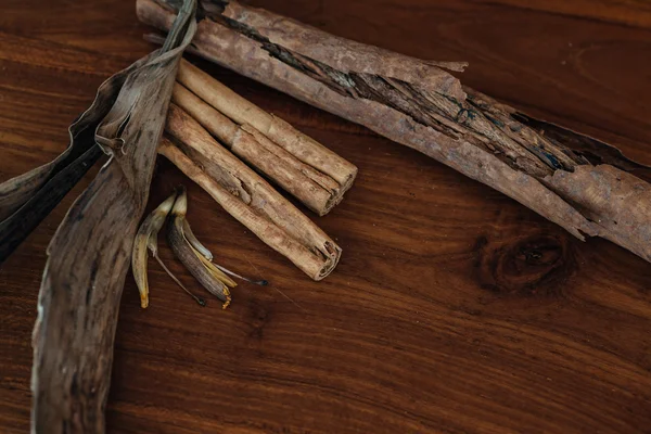 Bukiet z cynamonu na drewnianym stole — Zdjęcie stockowe