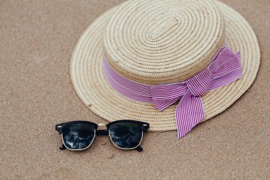 Tropikal bir plajda hasır şapka