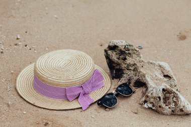 Tropikal bir plajda hasır şapka