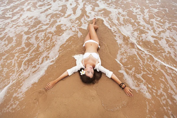 Woman lying on the sand the ocean coast — Stock Photo, Image