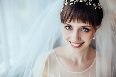 beyaz gelinlik ve gelinlik mutlu genç kadın portresi 