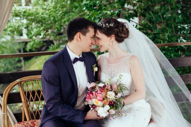 Düğün copule. Güzel gelin ve damat. Sadece evlenmiş. Yakın u