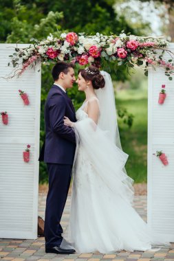 arka plan çiçek düğün ar şık gelin ve damat öpücük