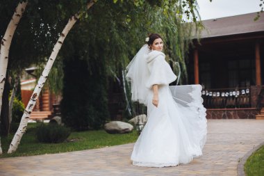 Düğün. Beyaz elbise ve peçe duran genç güzel gelin 