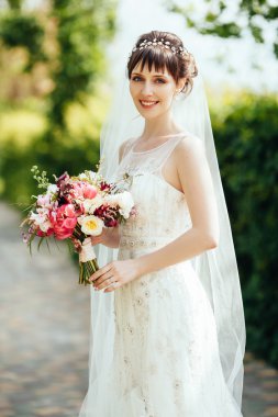 güzel gelin düğün buket gre izole ile portresi