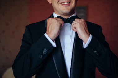 Damat bir kravat ve gülümsüyor tutar. Portre damadın üzerinde onların 