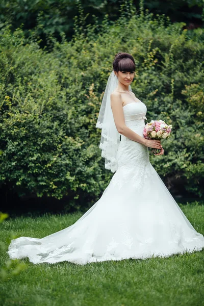 Portret van de mooie bruid met bruiloft boeket geïsoleerd op gre — Stockfoto