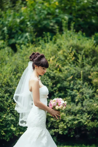Portret van de mooie bruid met bruiloft boeket geïsoleerd op gre — Stockfoto