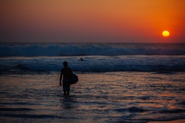 Sörfçü günbatımı okyanus plaj Bali Adası