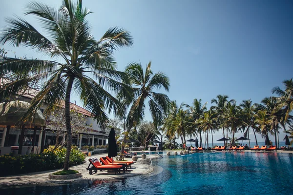 Freibad am Strand. Tropisches Resort — Stockfoto