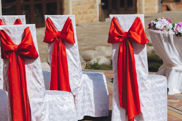 Bruiloft decoratie, stoelen op de huwelijksceremonie — Stockfoto
