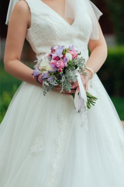 Güzel düğün buketi Gelinin ellerinde