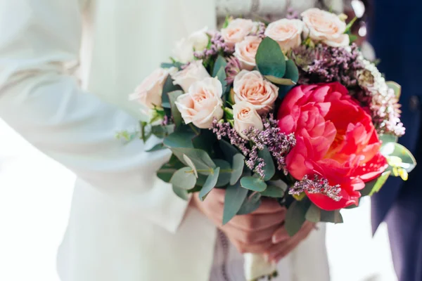 Mariée tenant un bouquet de mariage. Beau bouquet de roses et pe — Photo
