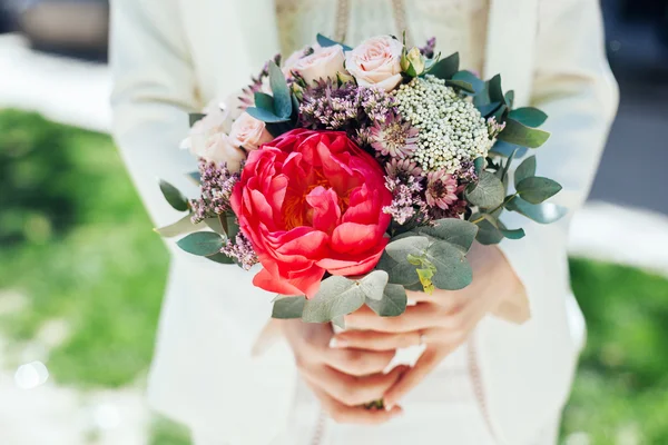 Gelin düğün buket tutarak. Güzel buket gül ve pe