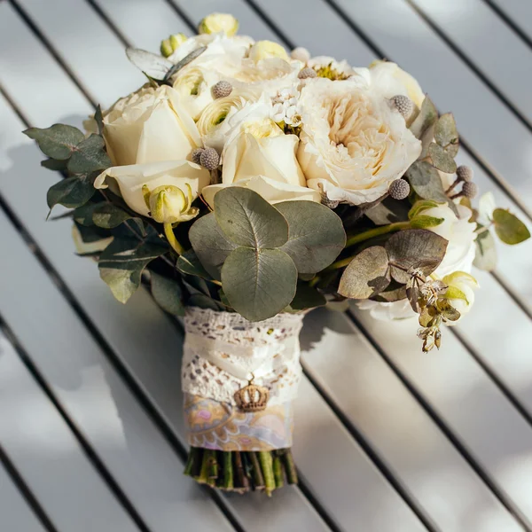 Beyaz güller ve masanın üzerinde yatan peonies düğün buket — Stok fotoğraf