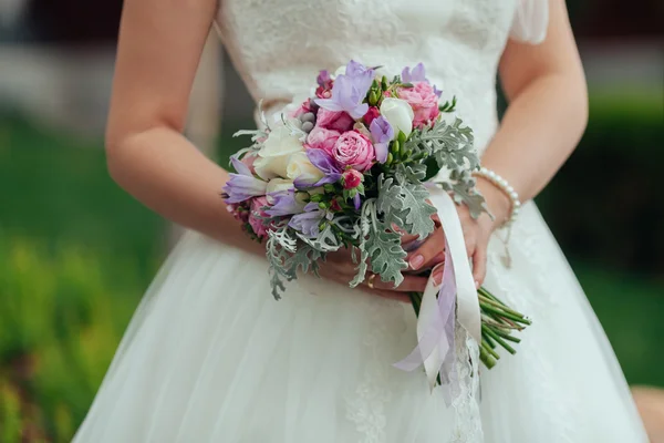 Belo buquê de casamento em mãos da noiva — Fotografia de Stock