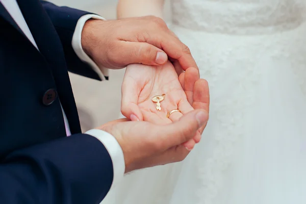 Πλήκτρο κλειδώματος γάμου στα χέρια της νύφης και του γαμπρού — Φωτογραφία Αρχείου