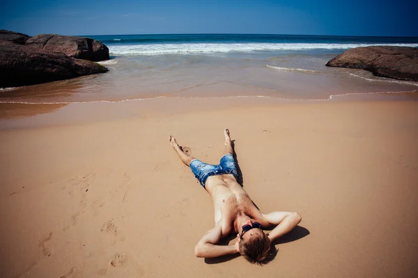 Shirtless mannelijke model zonnebaden. Bovenaanzicht van jonge man ontspannen — Stockfoto