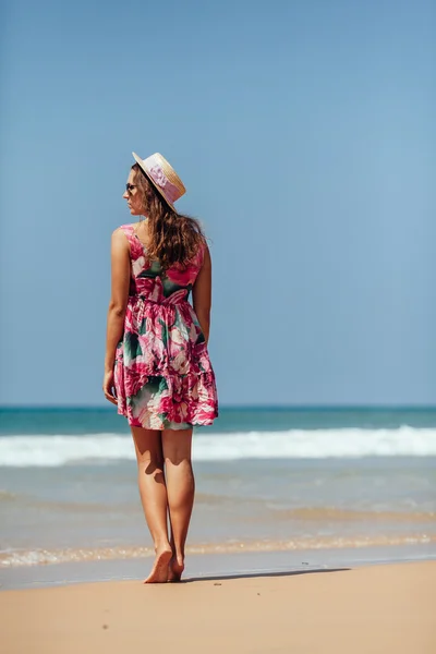 Ritratto a figura intera di Giovane donna in piedi su una spiaggia tenuta — Foto Stock