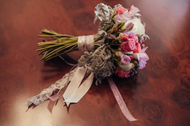 ahşap zemin üzerinde düğün buketi