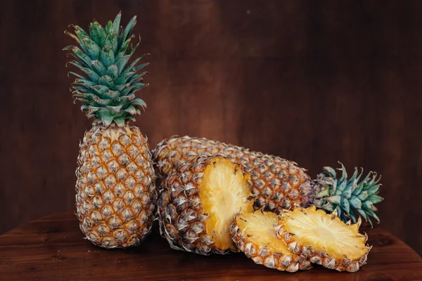 Ananas op een houten ondergrond — Stockfoto