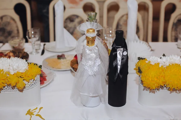 Bruiloft champagne fles op de tafel — Stockfoto