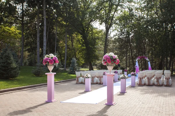 Huwelijksceremonie In Een Mooie Tuin — Stockfoto