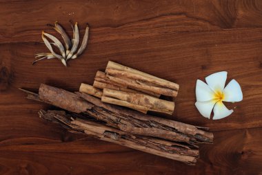 Tarçın ahşap masa üzerinde bir sürü