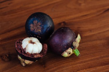 taze meyve mangosteen ahşap arka plan üzerinde