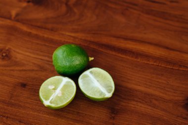 Taze limon koyu ahşap zemin üzerinde. Üstten Görünüm