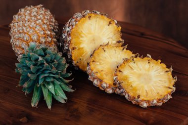 Ahşap arka planda ananas