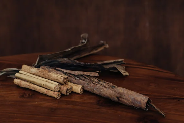 Куча коричных палочек на деревянном столе — стоковое фото
