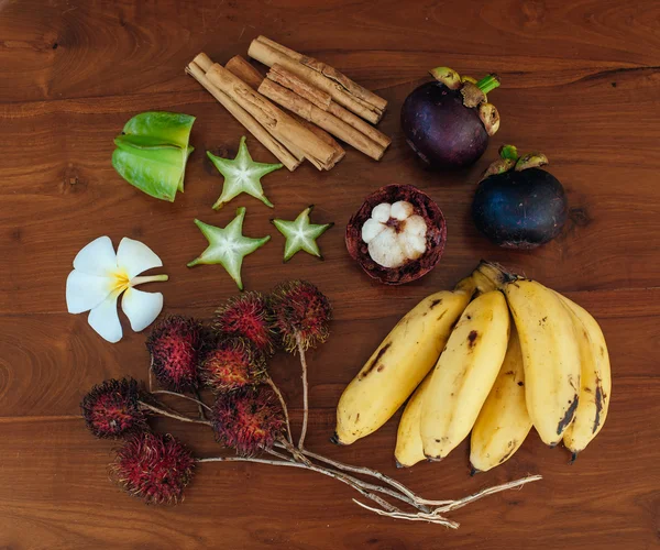 Εξωτικά φρούτα ποικιλία σε vintage ξύλινο τραπέζι — Φωτογραφία Αρχείου