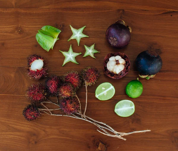 Exotische vruchten verscheidenheid op vintage houten tafel — Stockfoto
