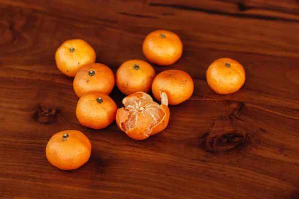 Ripe tangerines on wooden background. Mandarine oranges on woode — Stock Photo, Image