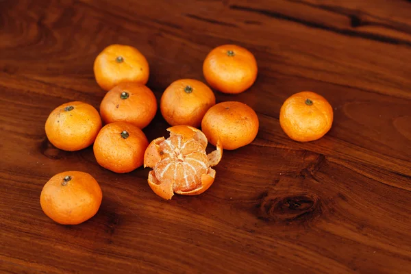 Mandarinas maduras sobre fondo de madera. Naranjas mandarinas en woode —  Fotos de Stock