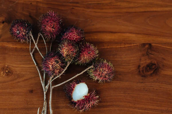 Ramboetan close-up op houten tafel — Stockfoto