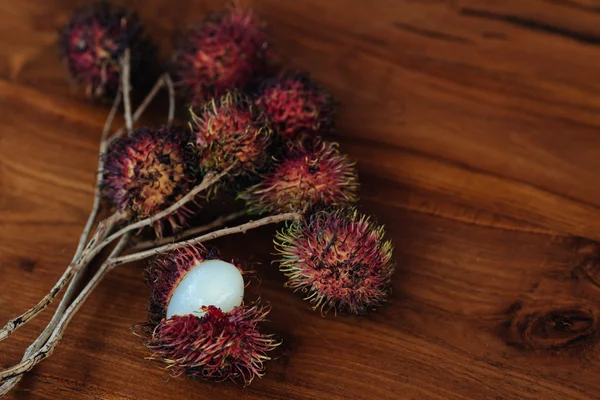 Ramboetan close-up op houten tafel — Stockfoto