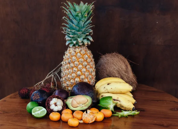 Variedad de frutas exóticas en mesa de madera vintage — Foto de Stock