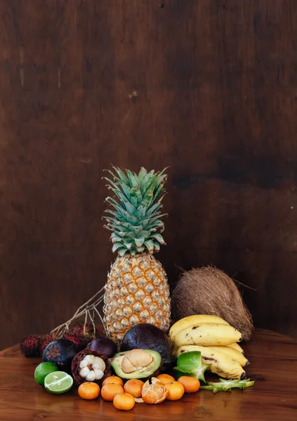 Exotische vruchten verscheidenheid op vintage houten tafel — Stockfoto