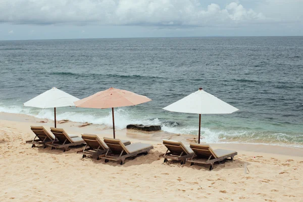 Sillas y sombrilla blanca en la playa. Banner — Foto de Stock